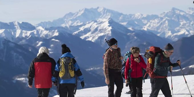 Die Bergregionen ziehen auch in dieser Saison Touristen an (Symbolbild). Coronavirus Berge Skiferien