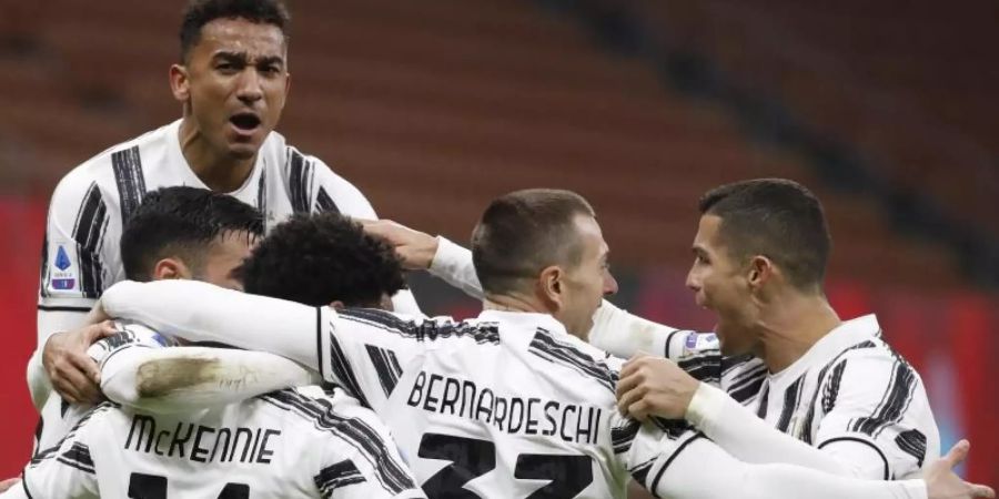 Juventus Turin feierte den Sieg im Spitzenspiel beim AC Mailand. Foto: Antonio Calanni/AP/dpa