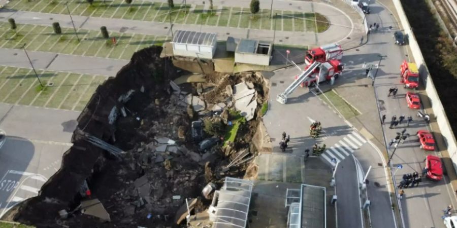 Riesenloch auf Krankenhaus-Parkplatz