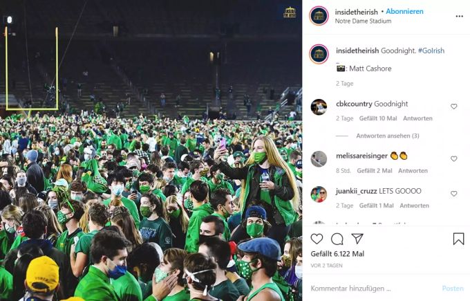 Tausende Studenten stürmten am Samstag das Spielfeld im Notre-Dame-Stadion. Notre Dame
