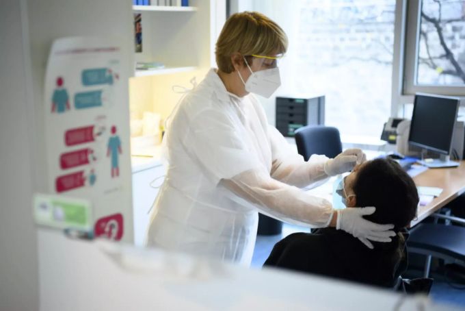 Ein Schnelltest wird im Testzentrum Unisante in Lausanne durchgeführt. Schnelltest Coronavirus