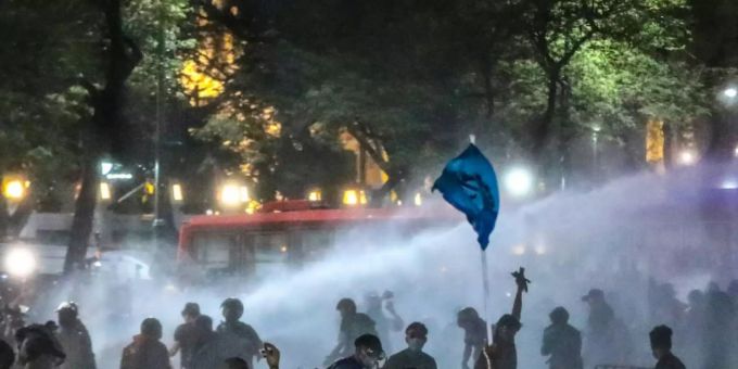 Polizei in Bangkok setzt Wasserwerfer bei Protesten ein Polizei in Bangkok setzt Wasserwerfer bei Protesten ein
