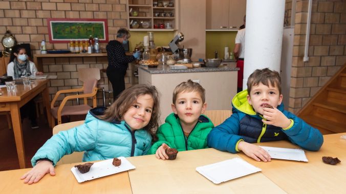 Die jüngsten Gäste (Yara, Elias und Jonas) freuen sich über die Schggi-Muffins.