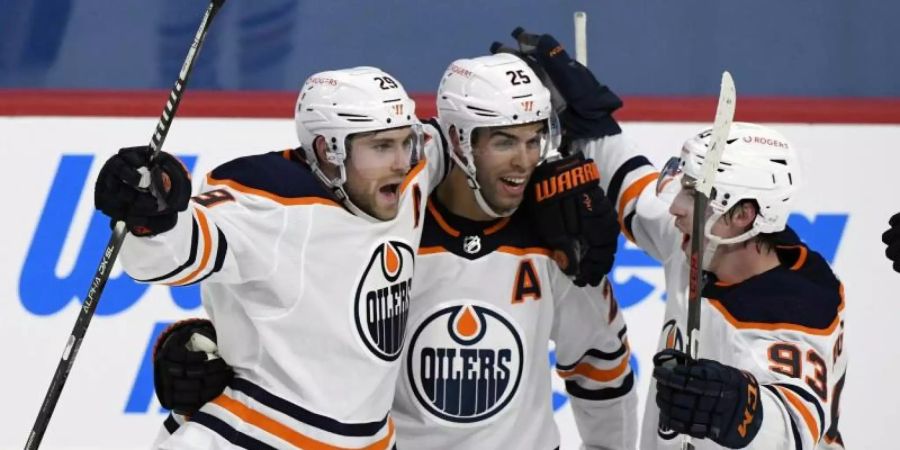 NHL-Star Leon Draisaitl (l) erzielte den entscheidenden Treffer für die Edmonton Oilers. Foto: Fred Greenslade/The Canadian Press/AP/dpa