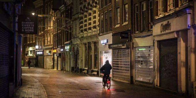 Amsterdam bei Nacht: Die niederländische Regierung führt erstmals eine Ausgangssperre ein. Coronavirus