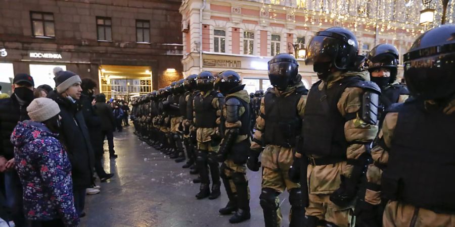 Polizisten sperren während eines Protestes gegen die Inhaftierung des Oppositionsführers Nawalny eine Strasse. Foto: Alexander Zemlianichenko Jr/AP/dpa