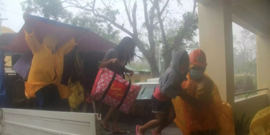 Helfer bringen Menschen in Legazpi in Sicherheit