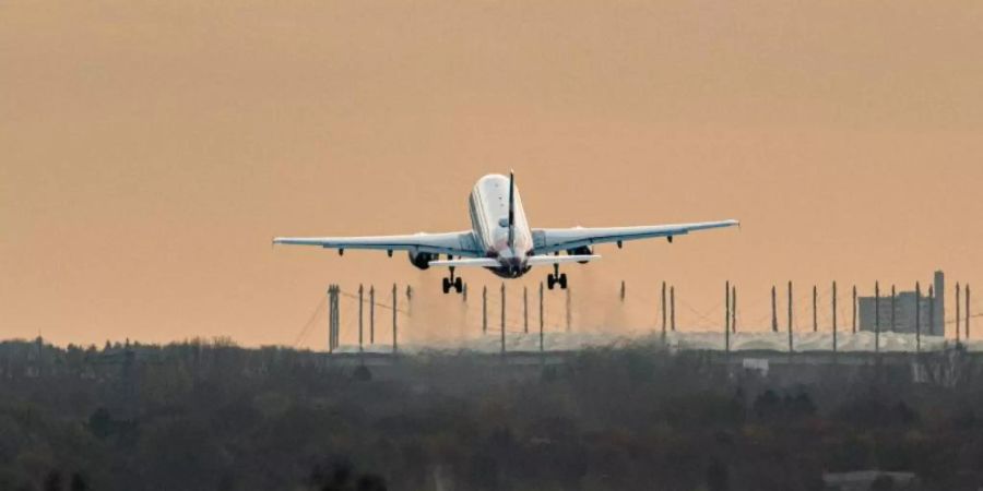 Ein Airbus startet vom Hamburg Airport. Im Hintergrund ist das Volksparkstadion zu sehen. Foto: Daniel Reinhardt/dpa