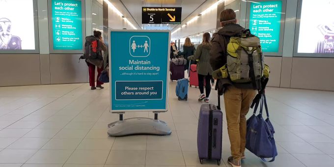 Passagiere gehen durch den Flughafen Gatwick. Wegen der in Grossbritannien entdeckten neuen Variante des Coronavirus werden Flüge von dort nach Deutschland und in andere EU-Staaten weitgehend gestoppt. Coronavirus - Grossbritannien