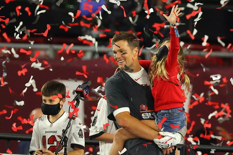 Superstar Tom Brady mit seinen Kindern nach dem Gewinn des Super Bowls.