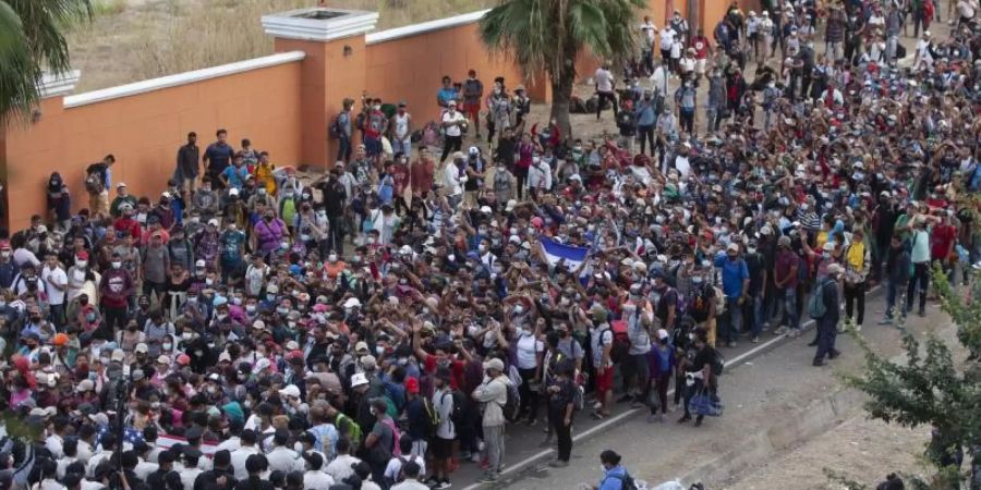 Kein Durchkommen: Migranten aus Honduras stehen in Vado Hondo vor Polizisten, die eine Strasse blockieren. Foto: Sandra Sebastian/AP/dpa