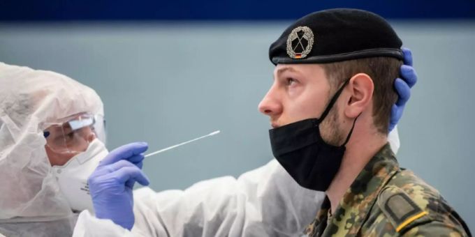 Ein Soldat der deutschen Bundeswehr lässt einen Nasenabstrich machen. Impfung