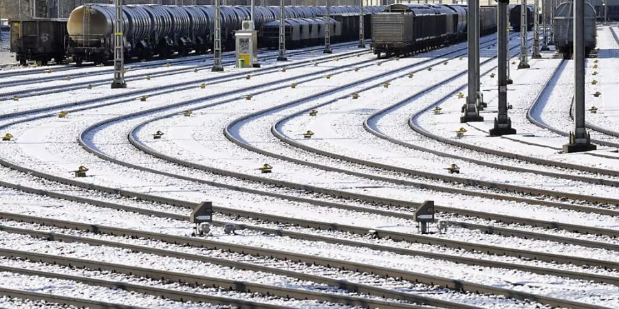 Das Winterwetter macht den SBB zu schaffen. Bis Dienstagabend kommt es deshalb zu Ausfällen. Reisende müssen mit längeren Reisezeiten rechnen. (Archivbild)