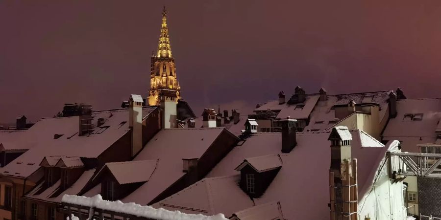 Das Münster erstrahlt in der schneebedeckten Berner Altstadt.