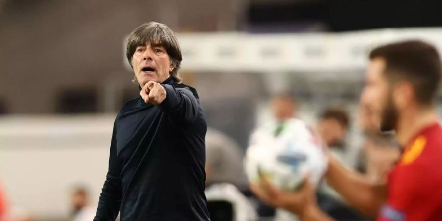 Das DFB-Präsidium berät am Freitag über die Zukunft von Bundestrainer Joachim Löw. Foto: Christian Charisius/dpa