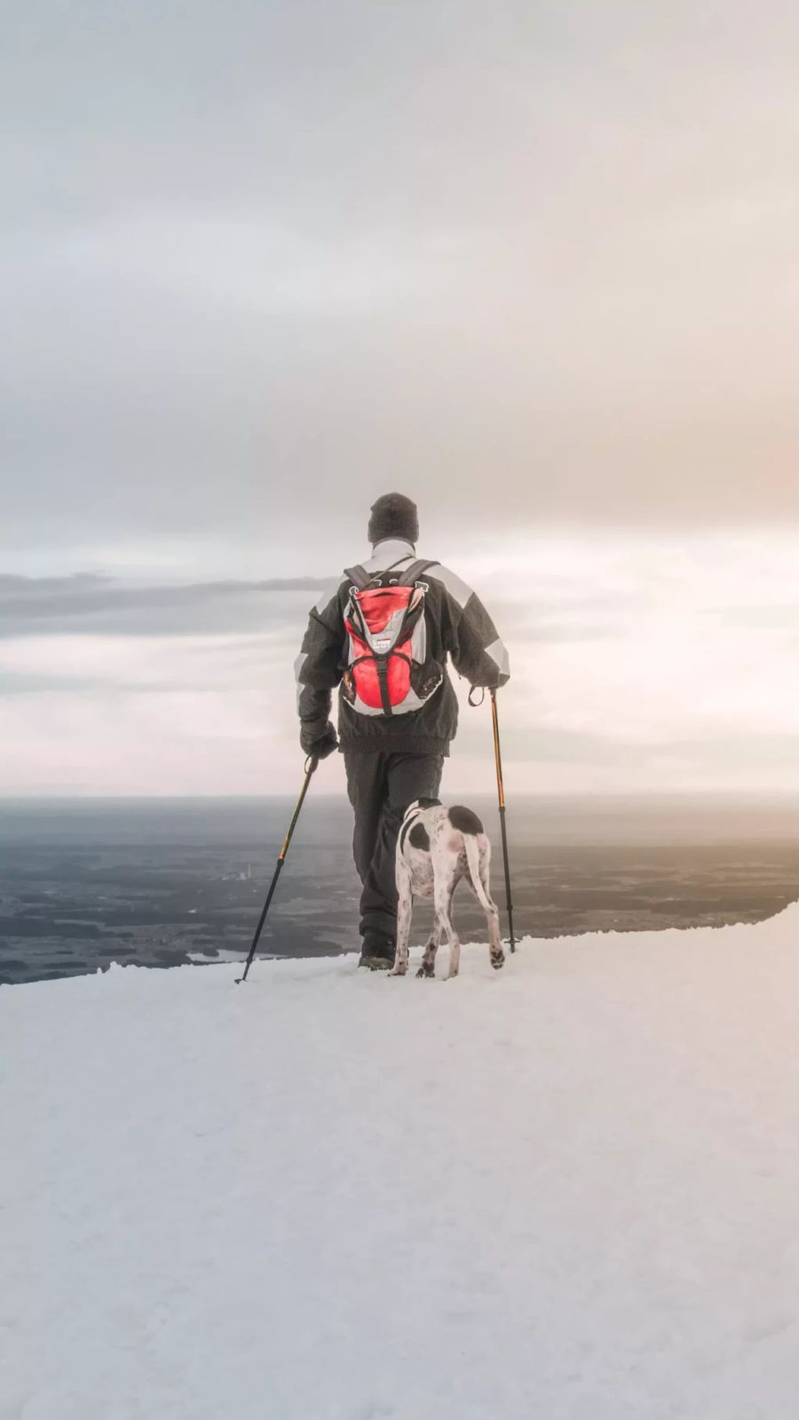 Mann mit Hund in Bergen.