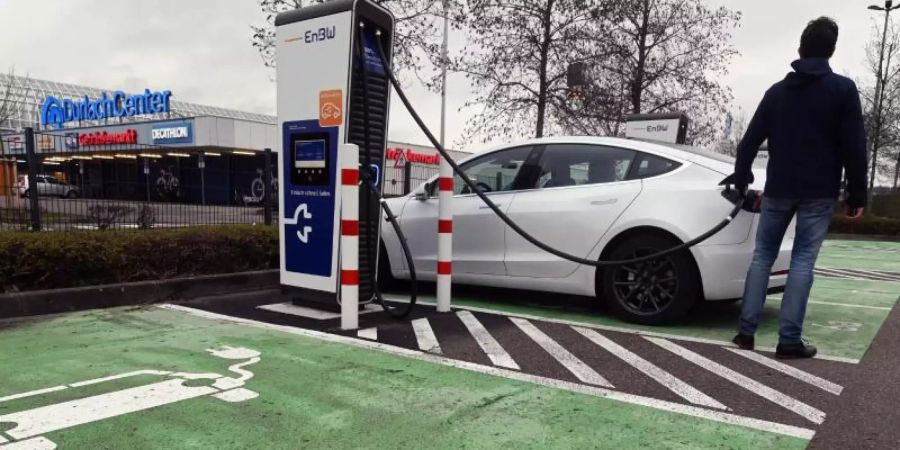 In einem Schnellladepark für E-Autos des Energiekonzerns EnBW am Durlach Center, einem Einkaufszentrum, sollen sechs Ladesäulen mit je zwei Ladepunkten eine Leistung von bis zu 300 Kilowatt liefern. Foto: Uli Deck/dpa