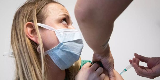 Eine Medizinische Mitarbeiterin wird in der Poliklinik CHU Tivoli in Brüssel mit dem Corona-Impfstoff Moderna zum Schutz geimpft. Coronavirus