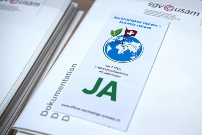 Ein Flyer des überparteilichen Komitees an einer Medienkonferenz zum Wirtschaftspartnerschaftsabkommen am 12. Januar 2021. Indonesien-Abkommen