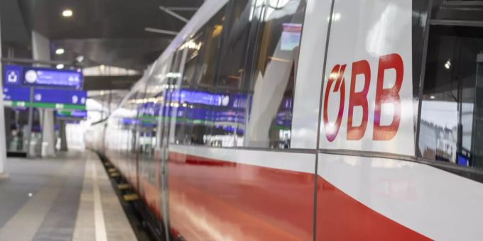 Ein Zug der österreichischen Bundesbahnen. Österreich bundesbahn zug
