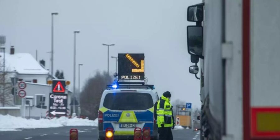 Die Bundespolizei kontrolliert am Grenzübergang Schirnding Autofahrer, die aus Tschechien kommen. Foto: Bernd März/dpa-Zentralbild/dpa