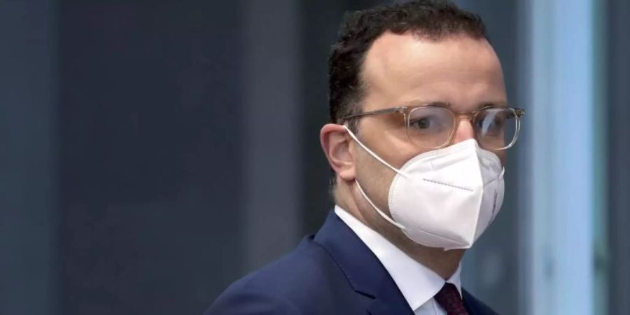 «Mit der generellen Knappheit zu Beginn müssen alle auch vor Ort umgehen»: Jens Spahn. Foto: Michael Sohn/POOL AP/dpa