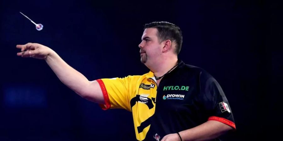 Gabriel Clemens ist der erste Deutsche in der Geschichte der Darts-WM, der es ins Achtelfinale geschafft hat. Foto: John Walton/PA Wire/dpa