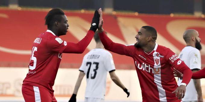 Mario Balotelli jubelt zusammen mit Kevin-Prince Boateng über seinen ersten Treffer. Mario Balotelli