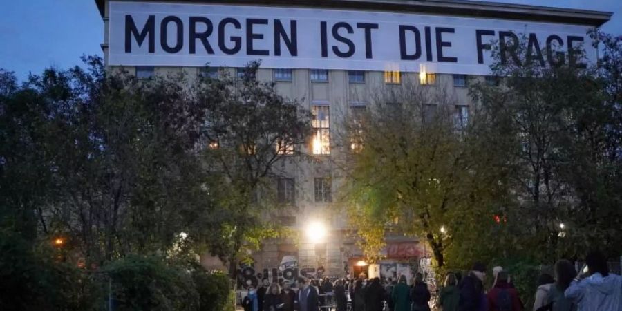 Besucher stehen am 1. November in einer Schlange vor dem Berghain. Foto: Kay Nietfeld/dpa