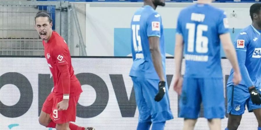 Yussuf Poulsen (l) brachte Leipzig bei 1899 Hoffenheim auf die Siegerstrasse. Foto: Uwe Anspach/dpa