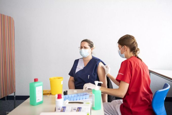 Eine Pflegerin wird in Embrach ZH gegen das Coronavirus geimpft. Coronavirus