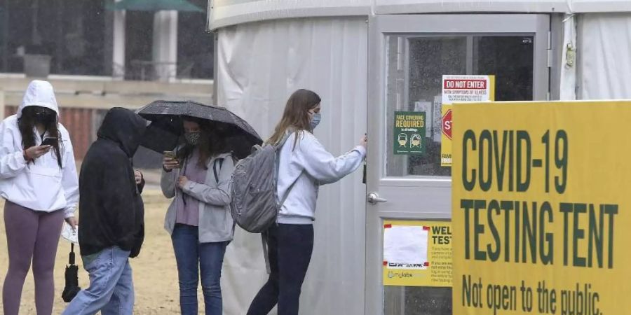 Menschen warten in einer Schlange vor einem Testzentrum im texanischen Weco, um sich auf das Coronavirus testen zu lassen. Foto: Jerry Larson/Waco Tribune-Herald/AP/dpa