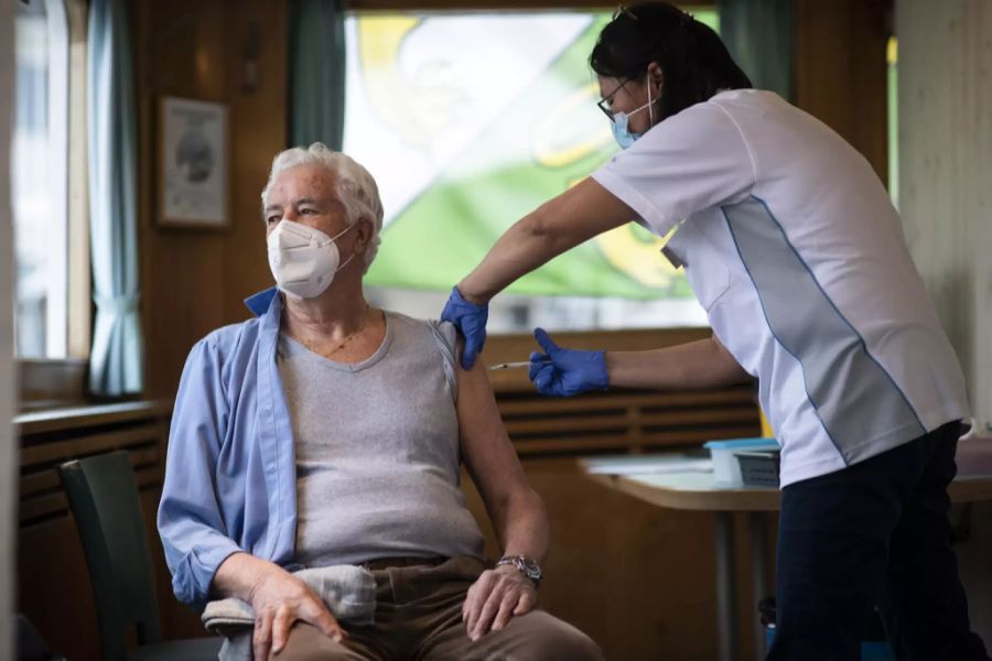 Ein 82-Jähriger lässt sich in Romanshorn TG gegen das Coronavirus impfen.