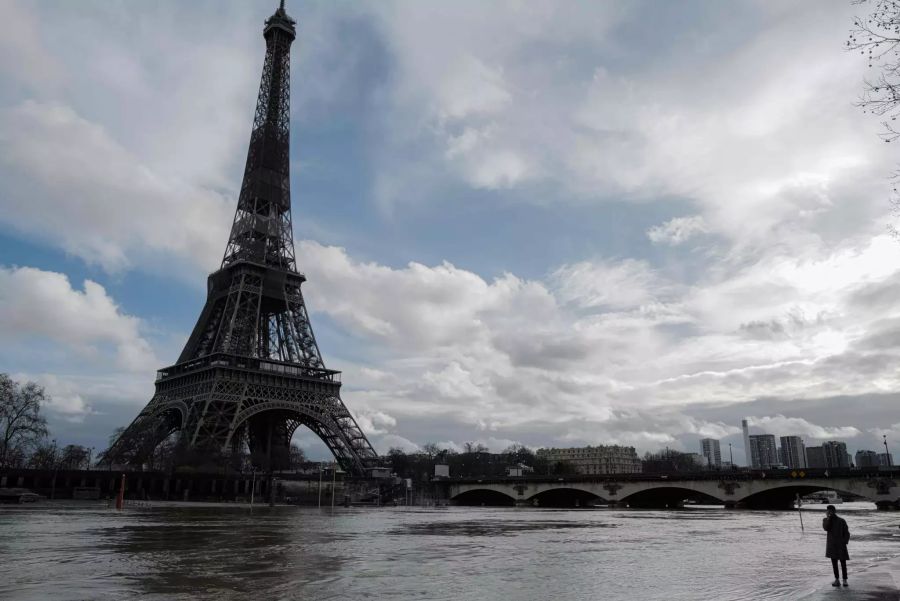 Auch in der Hauptstadt Paris ist das Wasser nach starken Regenfällen über die Ufer getreten.