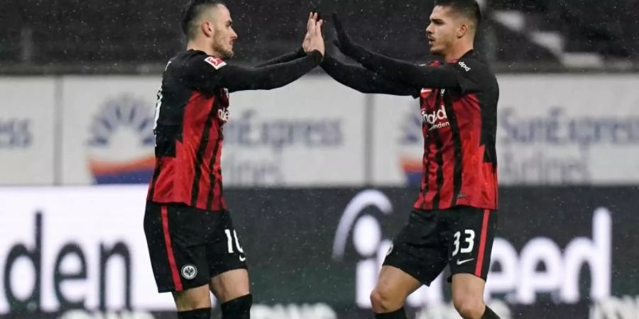 Frankfurts Andre Silva (r) jubelt nach dem Tor zum 1:1-Ausgleich mit Mannschaftskamerad Filip Kostic. Foto: Thomas Frey/dpa