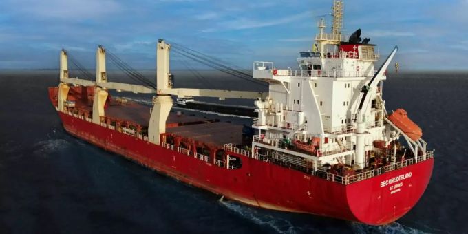 Ein Schiff der Briese Schiffahrt in Aktion. briese schiffahrt