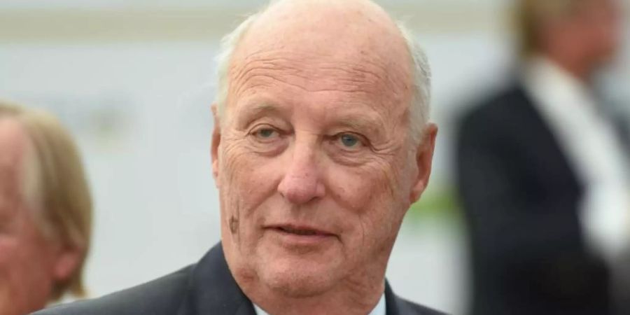 König Harald V. von Norwegen wurde erfolgreich am Bein operiert. Foto: Felix Kästle/dpa
