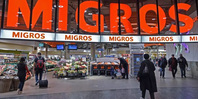 Das Migros Logo beim Ladeneingang, fotografiert am Samstag, 17. Februar 2018, am Flughafen Zürich. Detailhandel