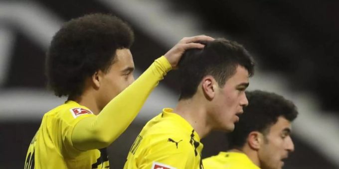 Giovanni Reyna (M) wird von seinen Dortmunder Kollegen für sein Tor zum 1:1 in Frankfurt gefeiert. Foto: Michael Probst/AP POOL/dpa Giovanni Reyna (M) wird von seinen Dortmunder Kollegen für sein Tor zum 1:1 in Frankfurt gefeiert. Foto: Michael Probst/AP POOL/dpa