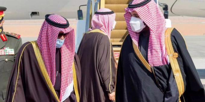 Mohammed bin Salman (r), Kronprinz von Saudi-Arabien, begrüsst Scheich Nawaf al-Ahmed al-Sabah, den Emir von Kuwait, bei seiner Ankunft auf dem Flughafen zum 41. Gipfeltreffen des Golf-Kooperationsrates (GCC). Foto: -/Saudi Press Agency/dpa Mohammed bin Salman (r), Kronprinz von Saudi-Arabien, begrüsst Scheich Nawaf al-Ahmed al-Sabah, den Emir von Kuwait, bei seiner Ankunft auf dem Flughafen zum 41. Gipfeltreffen des Golf-Kooperationsrates (GCC). Foto: -/Saudi Press Agency/dpa