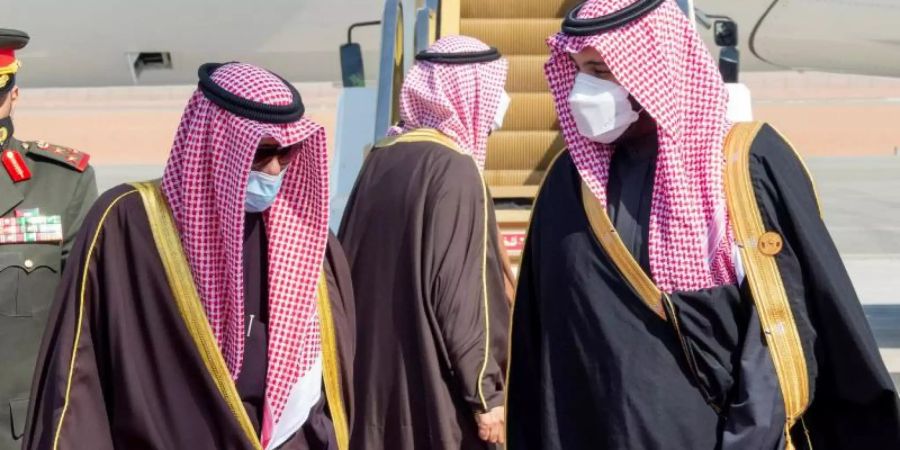 Mohammed bin Salman (r), Kronprinz von Saudi-Arabien, begrüsst Scheich Nawaf al-Ahmed al-Sabah, den Emir von Kuwait, bei seiner Ankunft auf dem Flughafen zum 41. Gipfeltreffen des Golf-Kooperationsrates (GCC). Foto: -/Saudi Press Agency/dpa