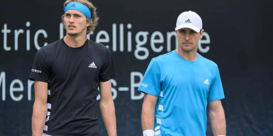 Alexander Zverev (l) traut seinem Bruder Mischa (r) eine Rolle im Davis-Cup-Team zu. Foto: Silas Stein/dpa