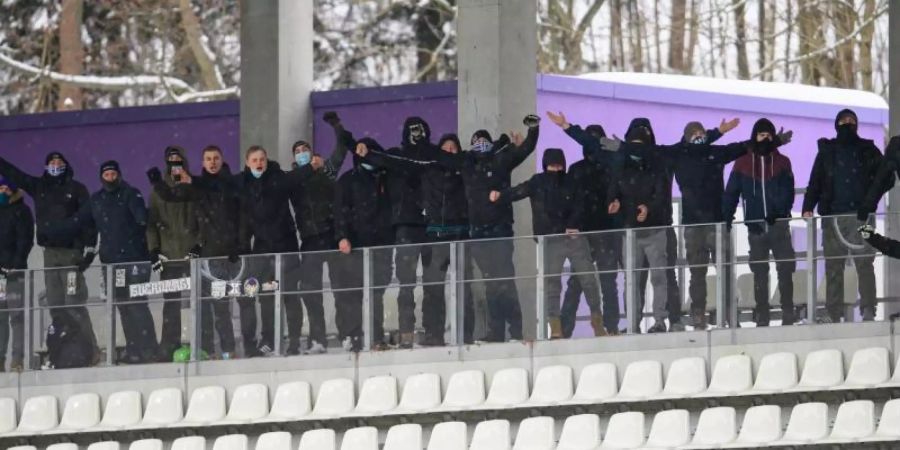 Der FC Erzgebirge Aue muss wegen der «Schneeschipp-Aktion» 4000 Euro Strafe zahlen. Foto: Robert Michael/dpa-Zentralbild/dpa