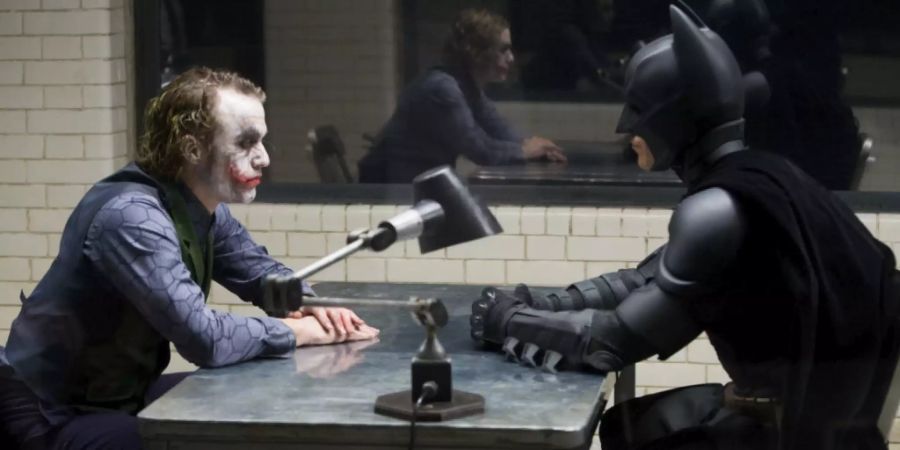 HANDOUT - Heath Ledger (l)  und Christian Bale in einer Szene aus dem Film «The Dark Knight» von 2008. Foto: Uncredited/Warner Bros./Library of Congress/dpa - ACHTUNG: Nur zur redaktionellen Verwendung im vollen Format und im Zusammenhang mit der aktuellen Berichterstattung sowie nur mit vollständiger Nennung des vorstehenden Credits