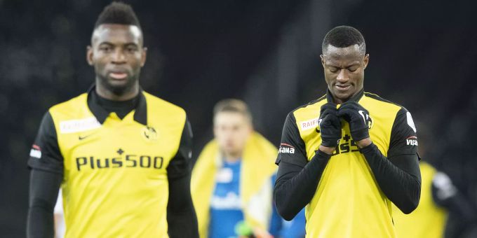 Die beiden YB-Spieler Jean-Pierre Nsame und Mohamed Ali Camara ziehen nach dem 1:2 gegen Servette enttäuscht von dannen. YB