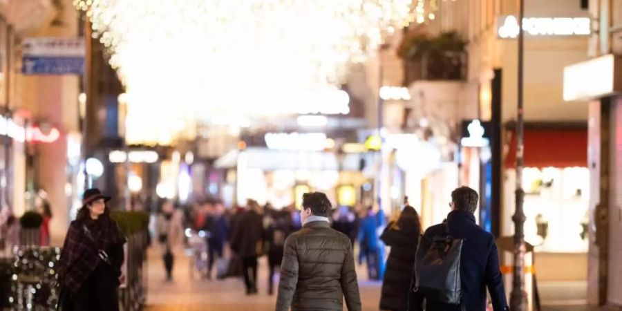 Letzte Einkäufe in der Wiener Innenstadt: Ab sofort sind wieder fast alle Geschäfte zu. Foto: Georg Hochmuth/APA/dpa