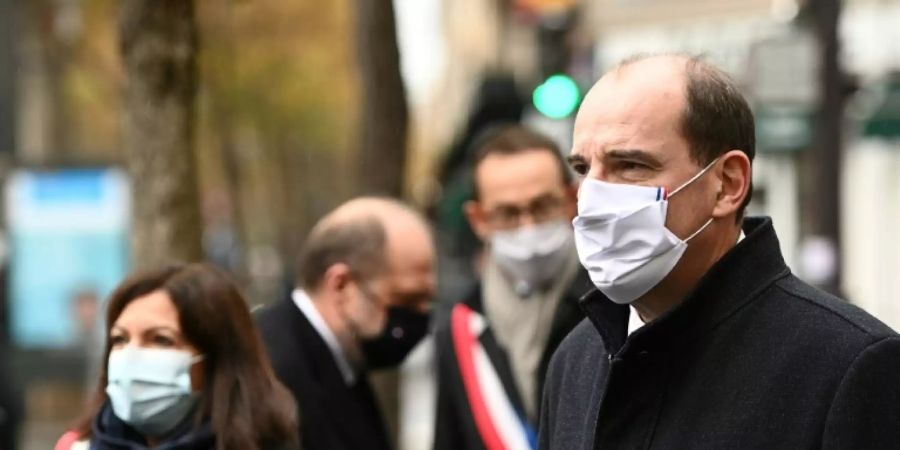 Die Pariser Bürgermeisterin Hidalgo und Frankreichs Premier Castex bei der Gedenkzeremonie