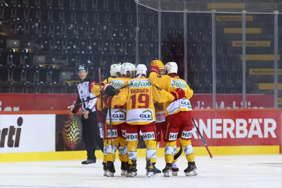 Die SCL Tigers bejubeln den 1:0-Führungstreffer in der Postfinance Arena.