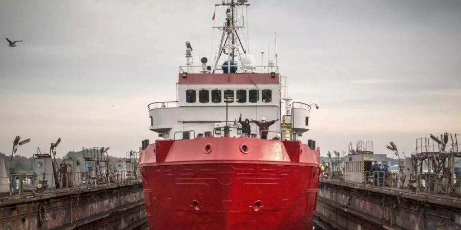 Der Seenotretter «Sea-Eye 4» liegt zum Umbau in einem Hafen. Angesichts der zunehmenden Migration mit nicht hochseetüchtigen Booten über das Mittelmeer nach Europa will die Seenotrettungsorganisation Sea-Eye ein weiteres Schiff neben der «Alan Kurdi» einsetzen. Foto: ---/Sea-Eye/United4Rescue/dpa