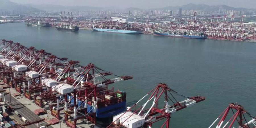Containerschiffe werden in einem Containerhafen in der ostchinesischen Provinz Shandong angedockt. Foto: Uncredited/CHINATOPIX/AP/dpa
